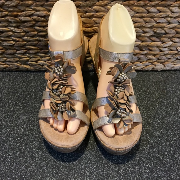 B.O.C. Cork Wedges w/ Floral Detail - Picture 2 of 14